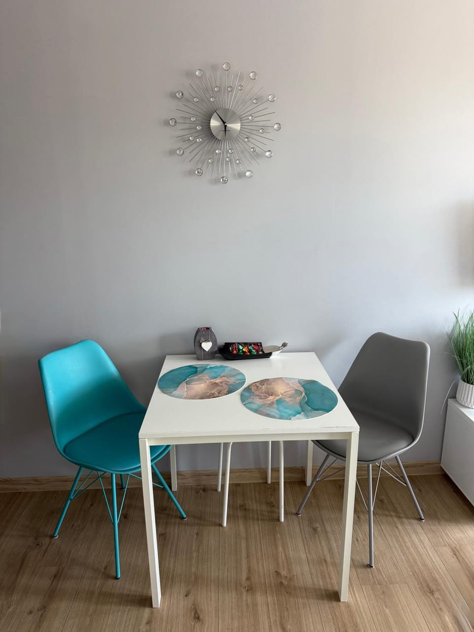Photo of the whole room, Dining area