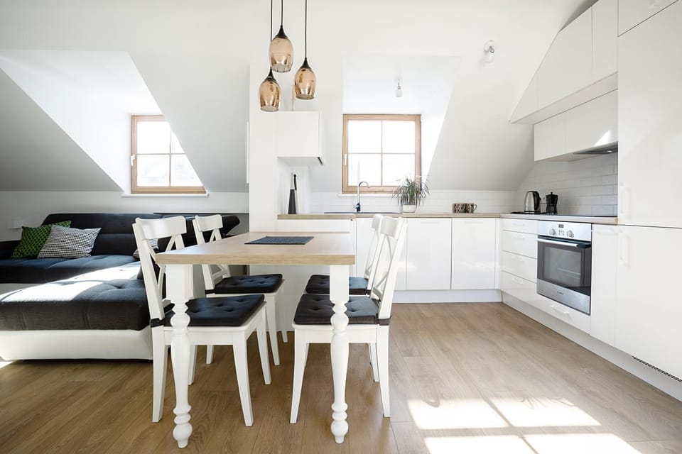 Kitchen or kitchenette, Dining area