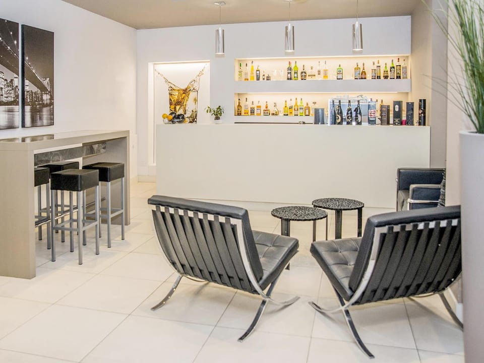 Restaurant/places to eat, Lounge or bar