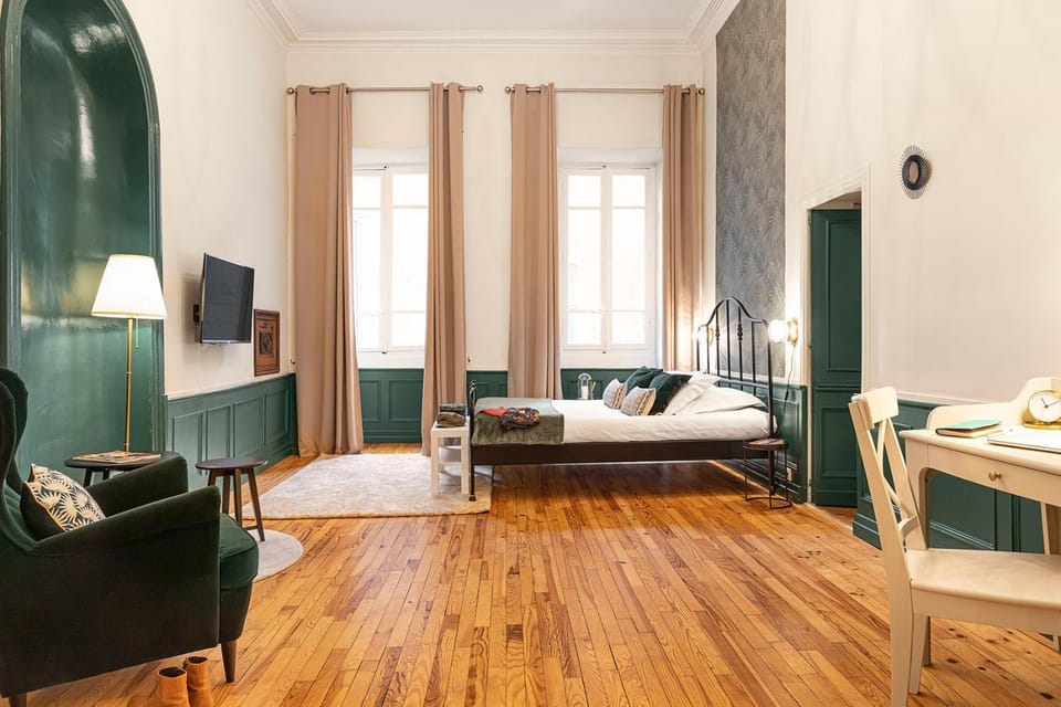 Bed, TV and multimedia, Living room, Photo of the whole room, Seating area, Bedroom