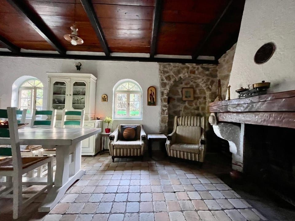 Seating area, fireplace