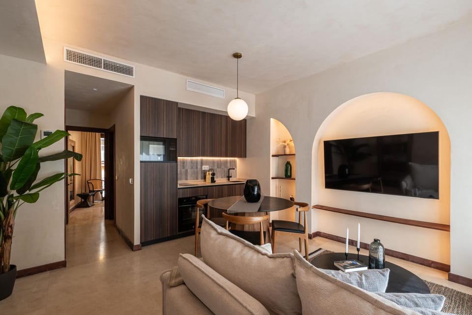 Communal lounge/ TV room, TV and multimedia, Kitchen or kitchenette, Living room, Seating area, Dining area, stove