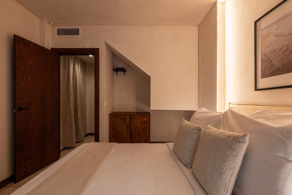 Bed, Bedroom, air conditioner