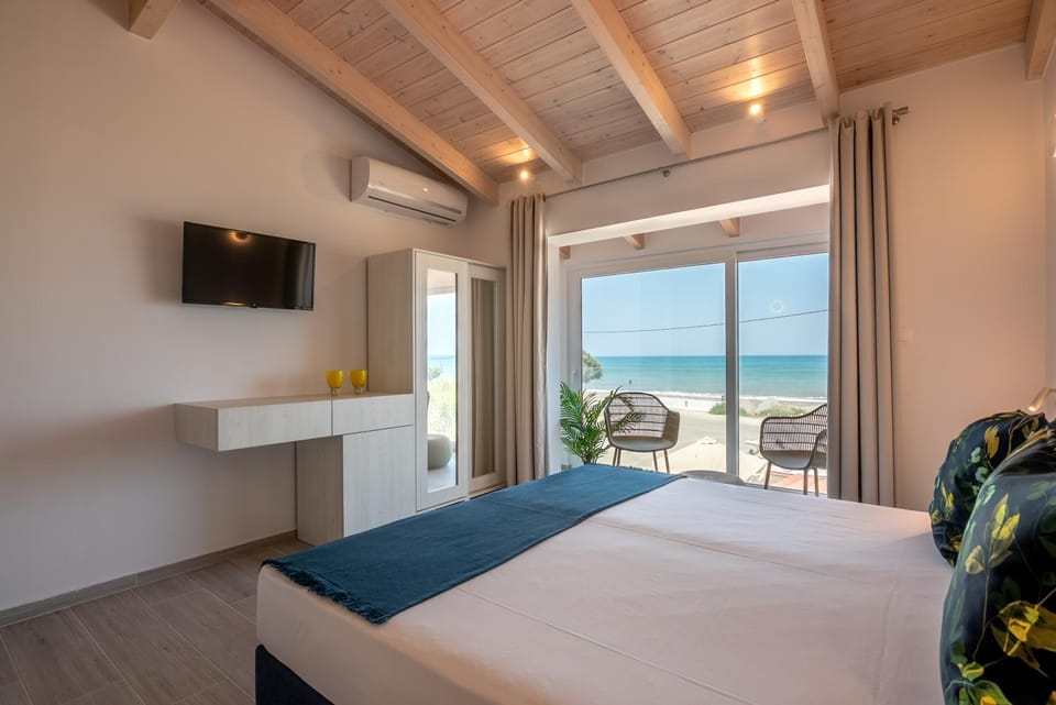 Photo of the whole room, Sea view