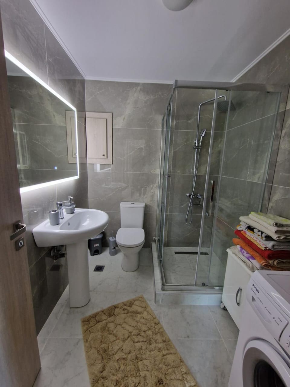 Shower, Toilet, towels, washing machine