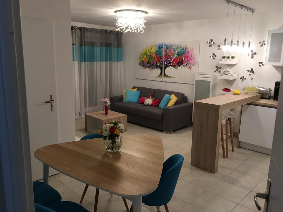 Coffee/tea facilities, Kitchen or kitchenette, Living room, Decorative detail, Seating area, Dining area