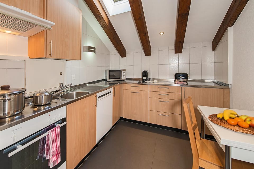 Kitchen or kitchenette, Food and drinks, dishwasher, stove, toaster