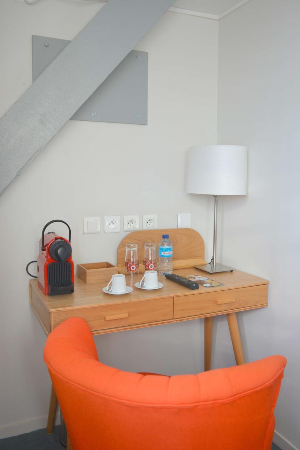 Coffee/tea facilities, Photo of the whole room, Decorative detail