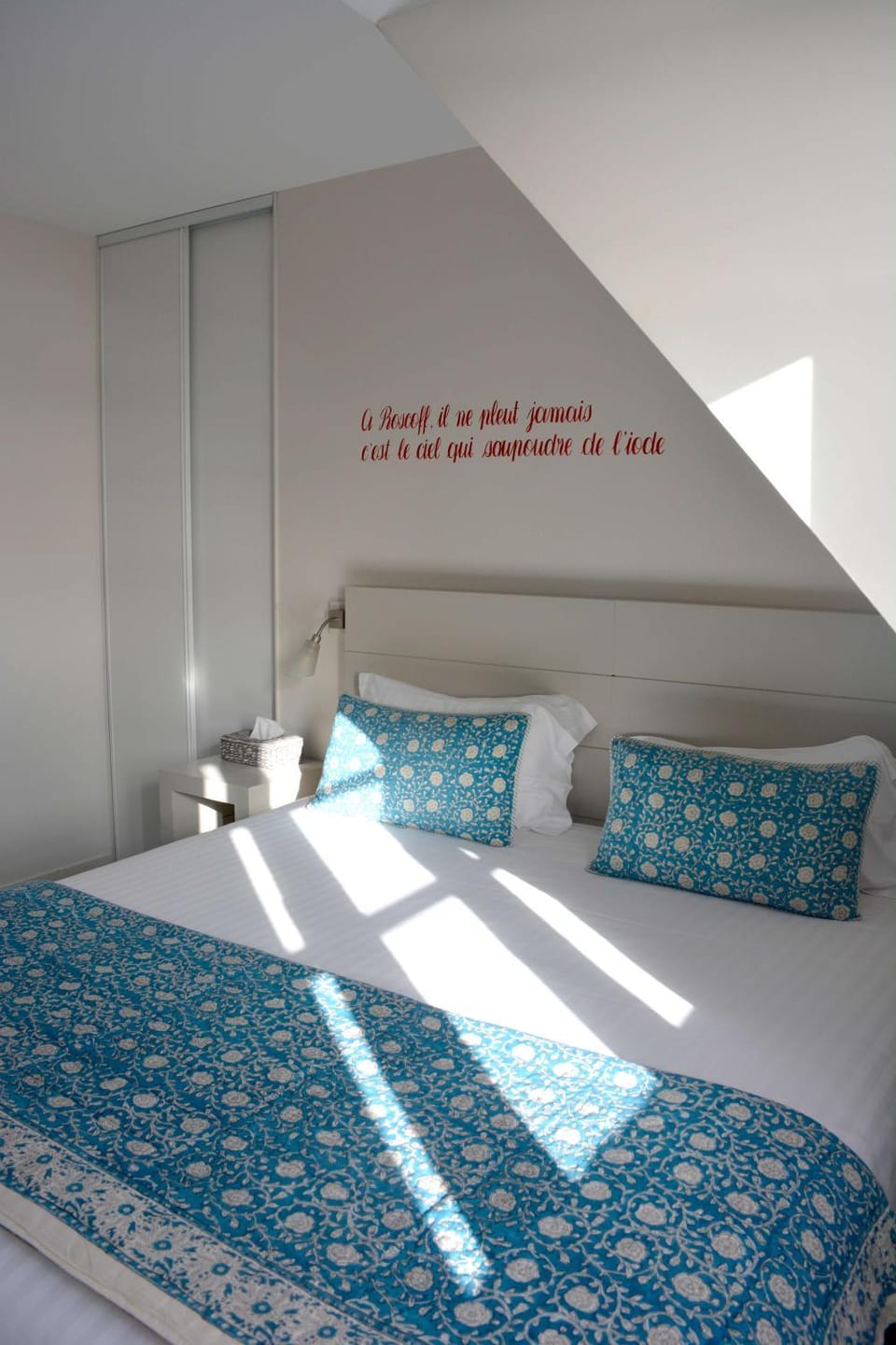 Bed, Day, Photo of the whole room, Decorative detail, Time of day