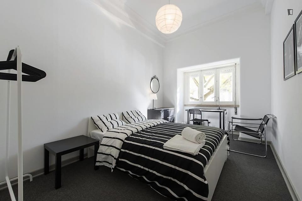 Bedroom, City view, Street view
