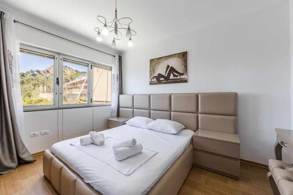 Bed, Living room, Photo of the whole room, Seating area, Bedroom, towels