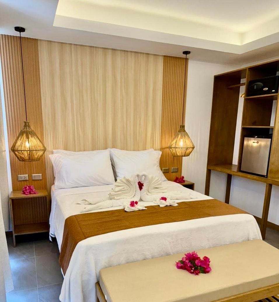 Bed, Photo of the whole room, Bedroom, towels