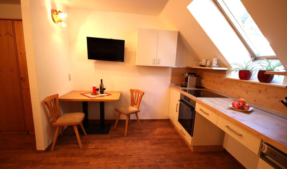 Kitchen or kitchenette, Dining area, stove