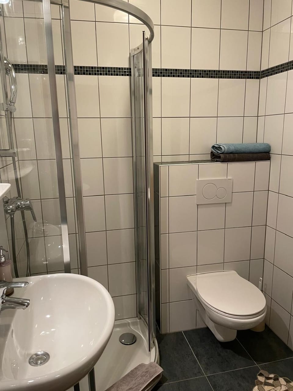 Shower, Toilet, Bathroom, towels