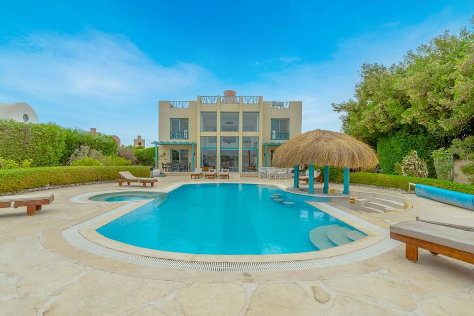 Property building, Day, Garden, Swimming pool, sunbed