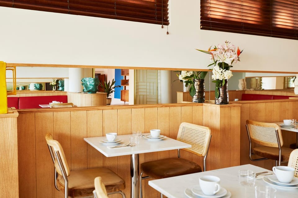 Restaurant/places to eat, Living room