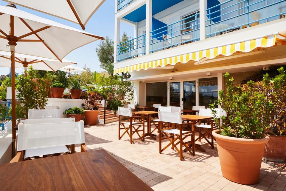 Property building, Patio, Restaurant/places to eat