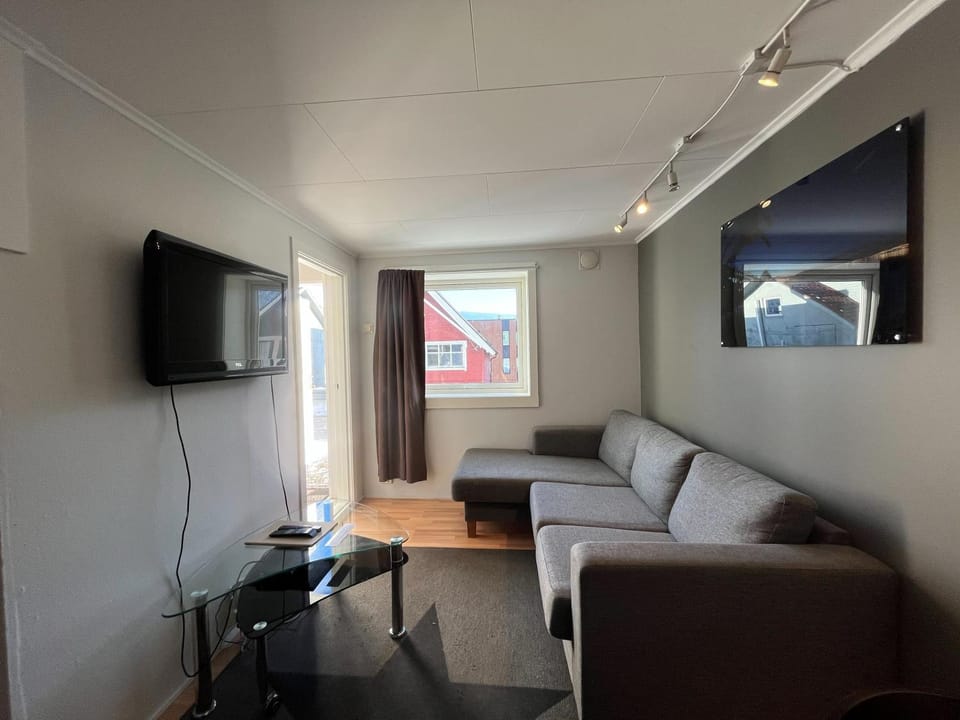 Communal lounge/ TV room, TV and multimedia, Living room, Seating area, Evening entertainment
