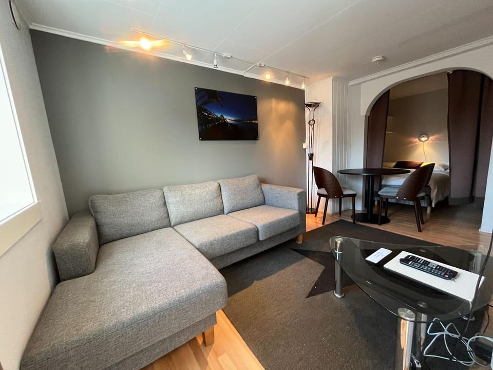 TV and multimedia, Living room, Seating area, Dining area