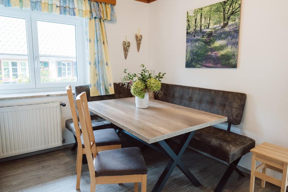 Living room, Seating area, Dining area, internet