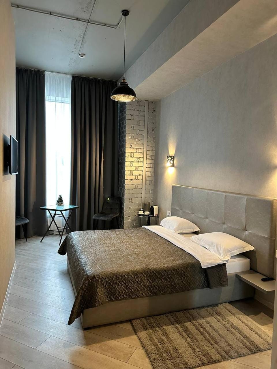Bed, TV and multimedia, Photo of the whole room, Seating area, Bedroom