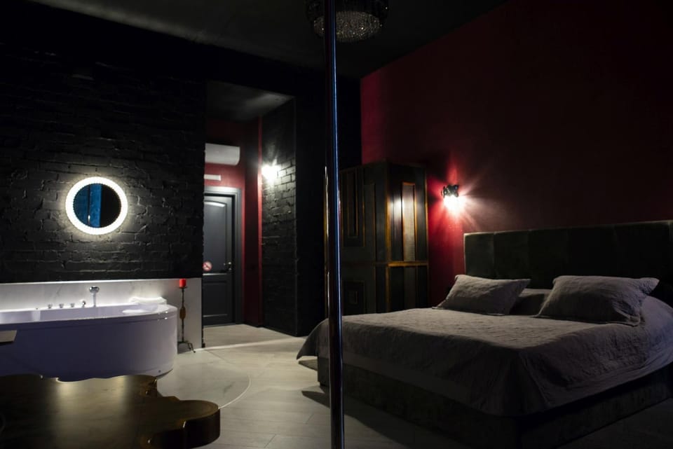 Bed, Hot Tub, Decorative detail, Bedroom, Bath