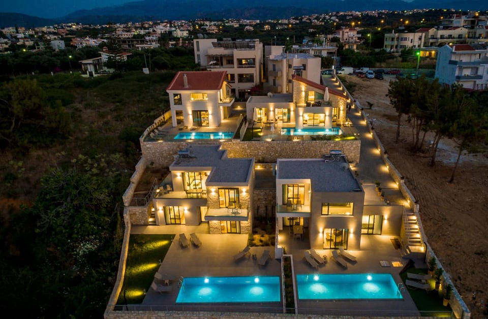 Restaurant/places to eat, Neighbourhood, Natural landscape, Bird's eye view, Beach, Pool view, Sea view, Supermarket/grocery shop, Shopping Area