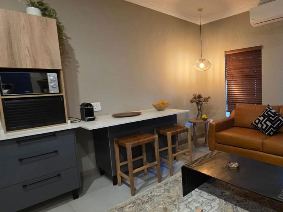 Coffee/tea facilities, Kitchen or kitchenette, Seating area, microwave, stove, toaster
