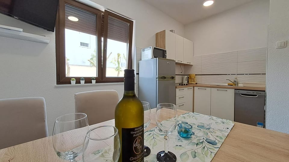 Kitchen or kitchenette, minibar