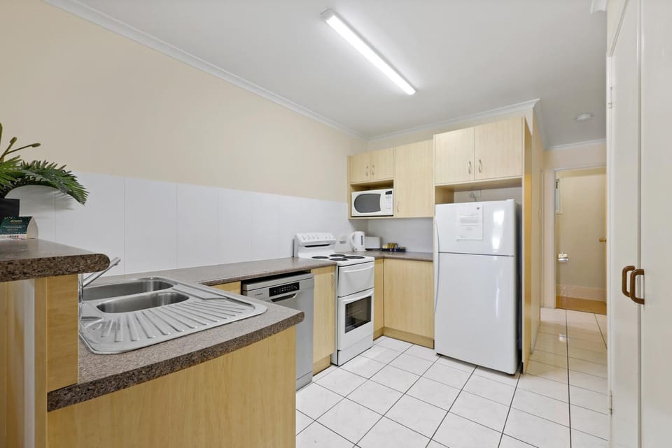 Kitchen or kitchenette, dishwasher, oven