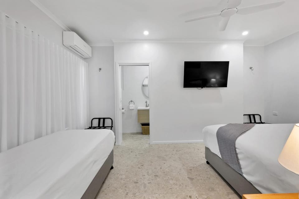 Bed, TV and multimedia, Bedroom