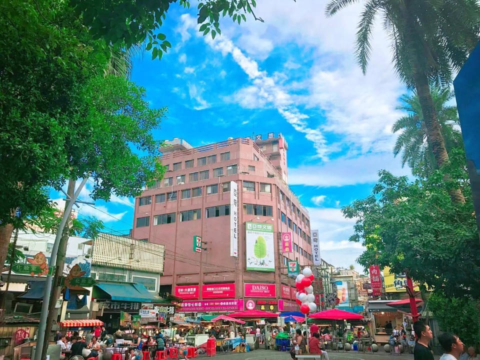 Property building, Nearby landmark, City view, Location