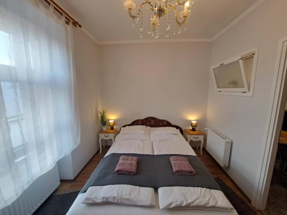Bedroom, towels