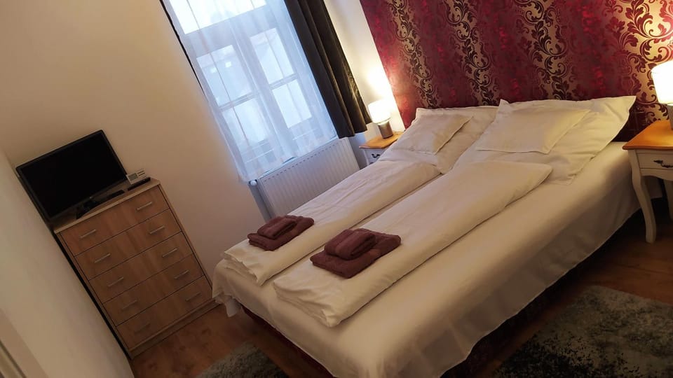 Bed, TV and multimedia, Bedroom, towels
