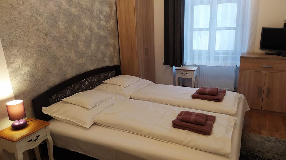 Bed, TV and multimedia, Bedroom, towels