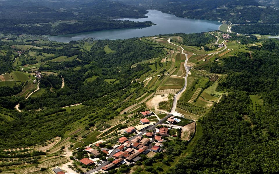 Nearby landmark, Day, Neighbourhood, Bird's eye view, Lake view