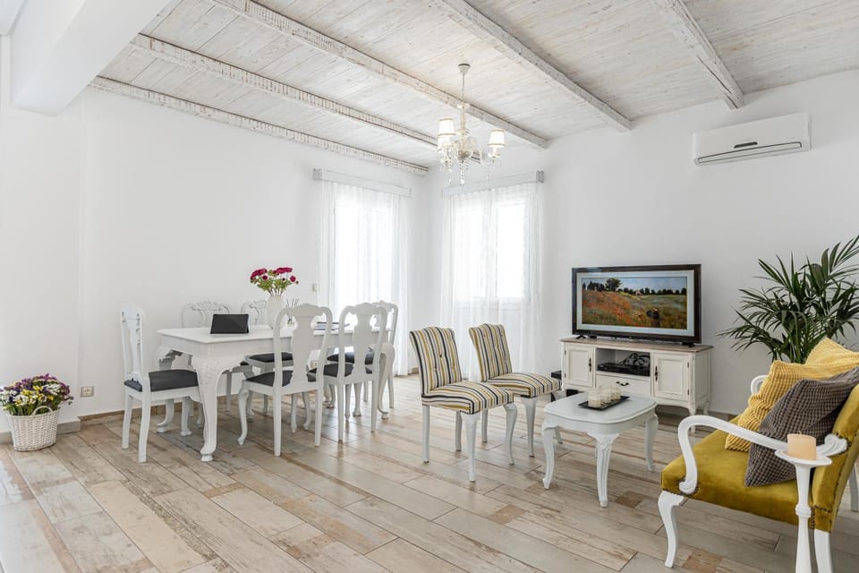 TV and multimedia, Living room, Seating area, Dining area