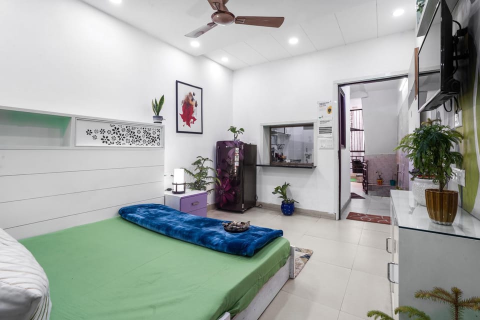 Bed, TV and multimedia, Evening entertainment, Bedroom, fireplace