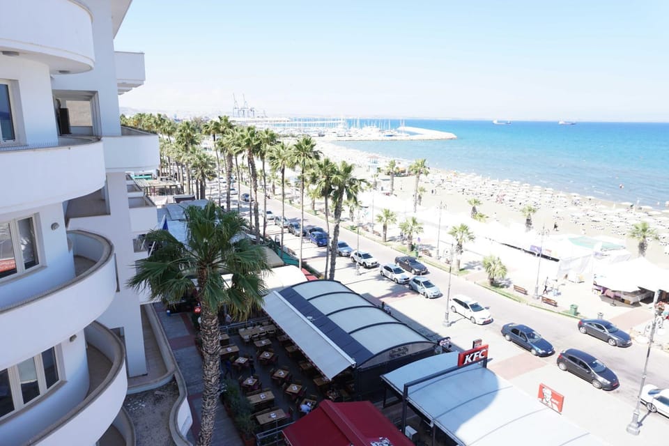 Property building, Restaurant/places to eat, Neighbourhood, Beach, Beach, On site, Sea view