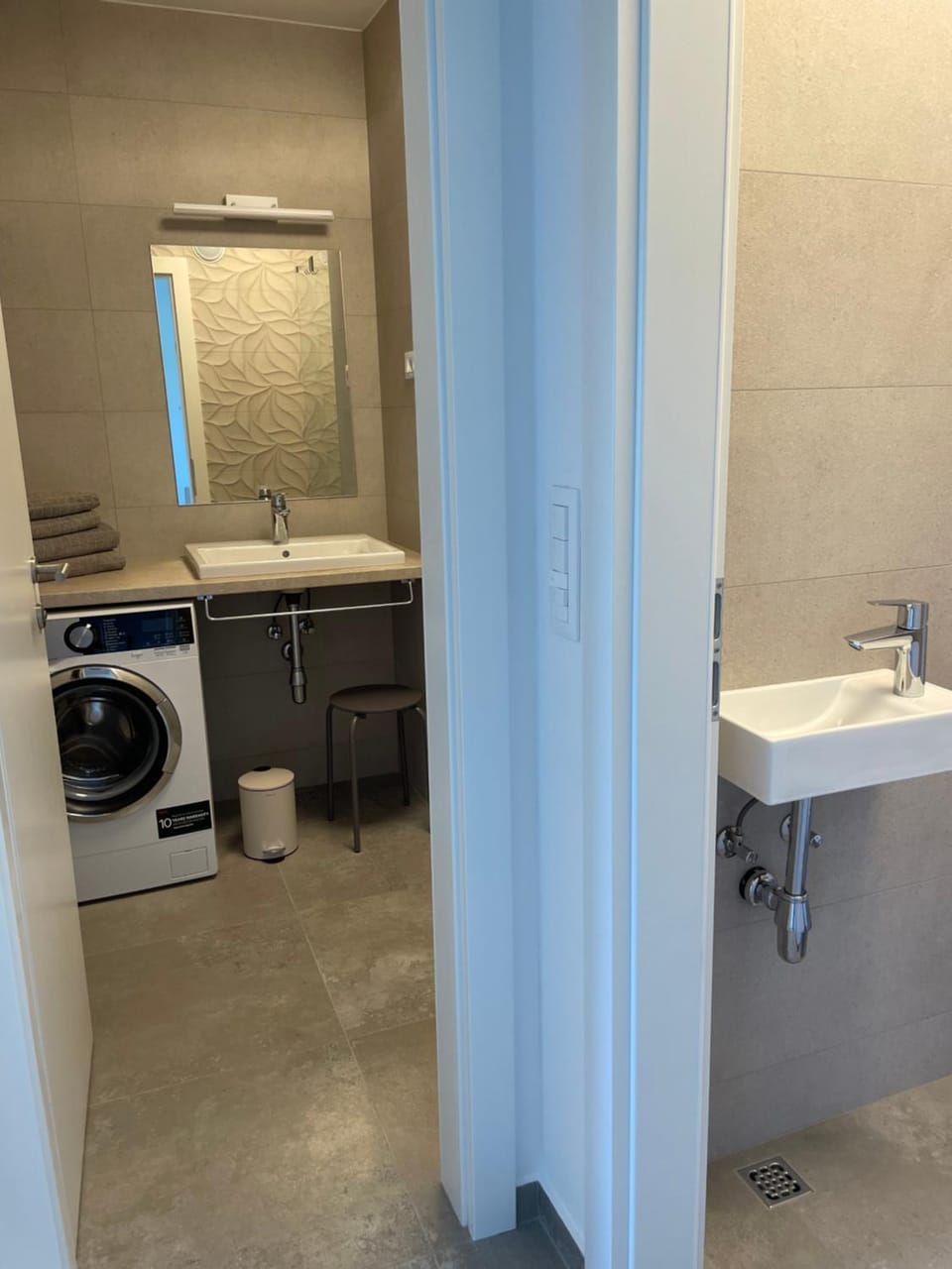 Bathroom, washing machine