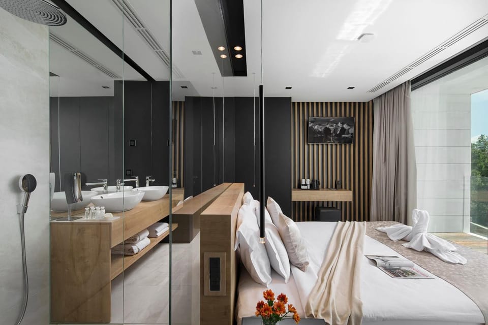 Bed, TV and multimedia, Photo of the whole room, Bedroom, towels