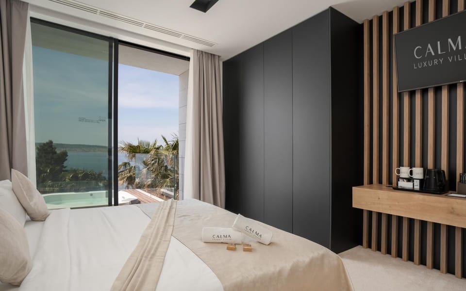 Hot Tub, Coffee/tea facilities, Photo of the whole room, Sea view