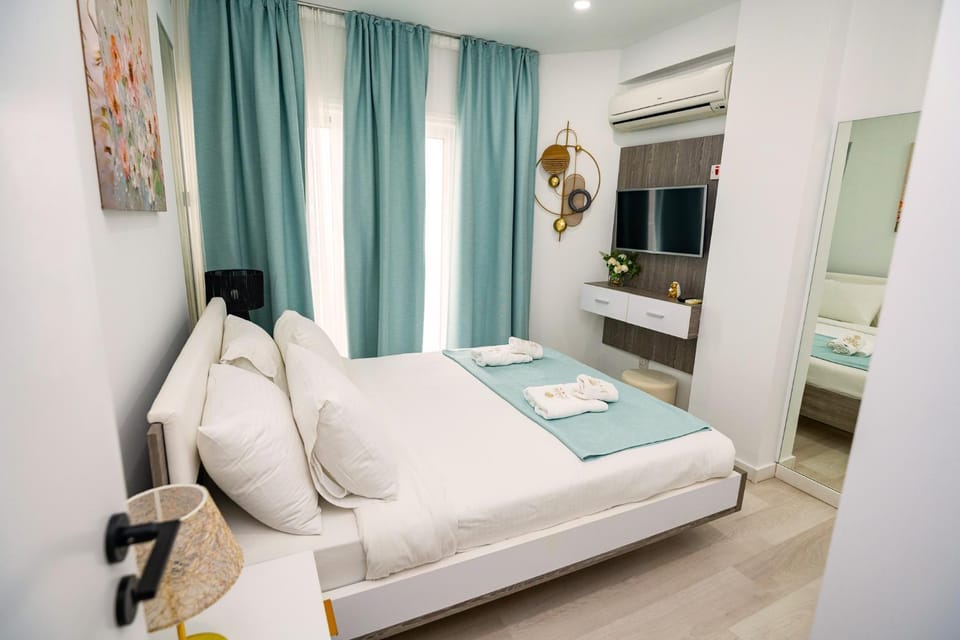 Bed, TV and multimedia, Photo of the whole room, Bedroom, towels, wardrobe