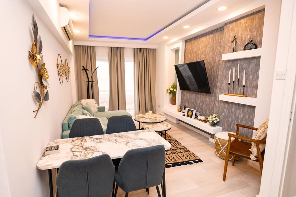 TV and multimedia, Living room, Seating area, Dining area