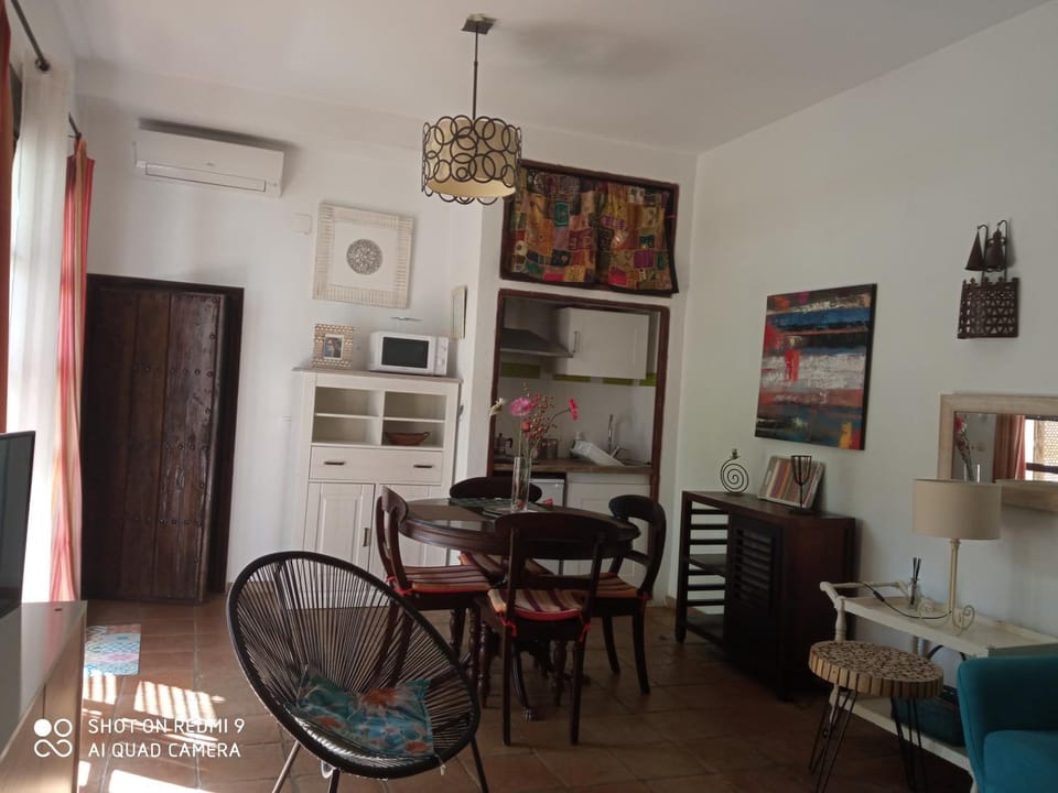 Property building, Kitchen or kitchenette, Seating area, Dining area, air conditioner