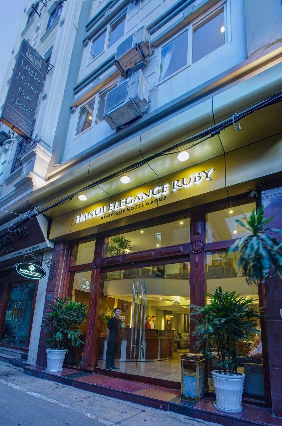 Property building, Facade/entrance, Day, Night, Property logo or sign, Neighbourhood, concierge