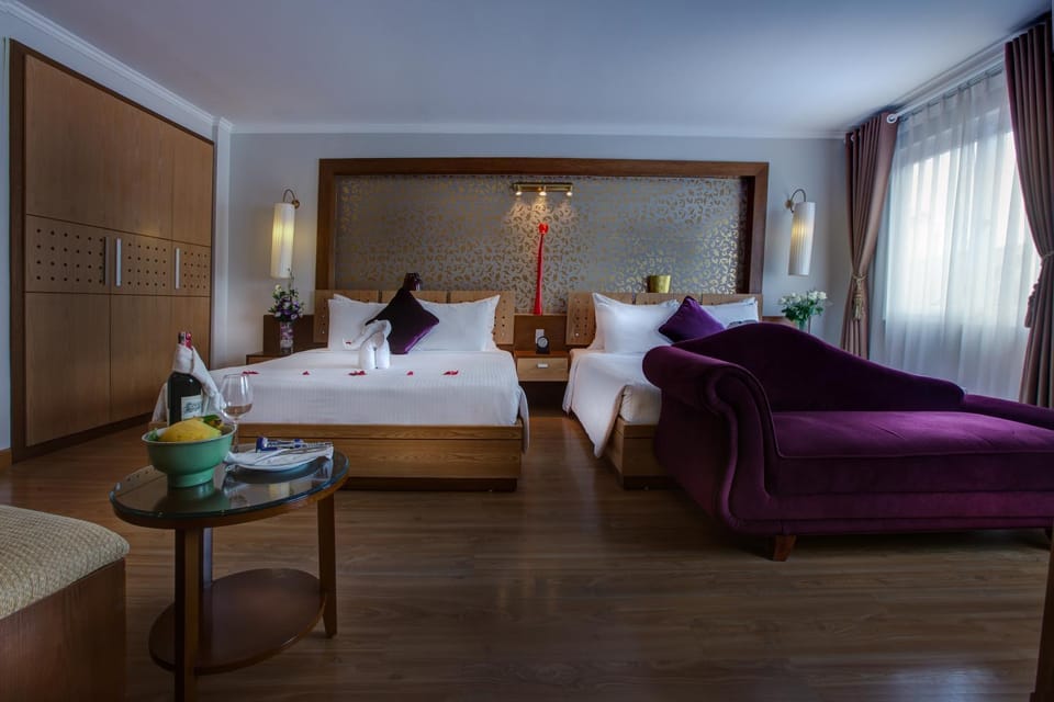 Bed, Food and drinks, Food and drinks, Photo of the whole room, Bedroom, City view, City view, Street view, Area and facilities, Drinks, Drinks, Alcoholic drinks, Alcoholic drinks, Family, towels