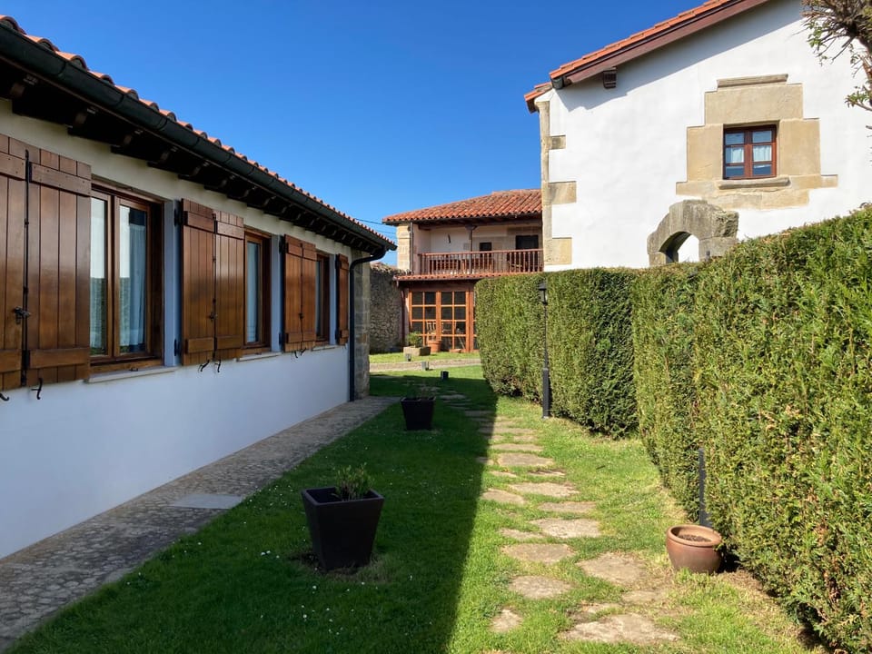 Property building, Nearby landmark, Facade/entrance, Garden, Garden view