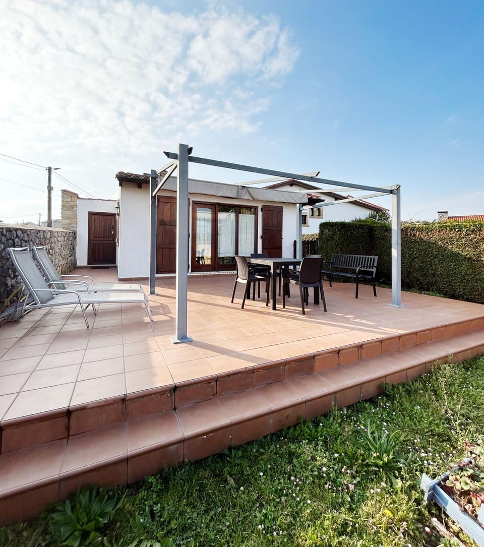 Property building, Nearby landmark, Facade/entrance, Garden