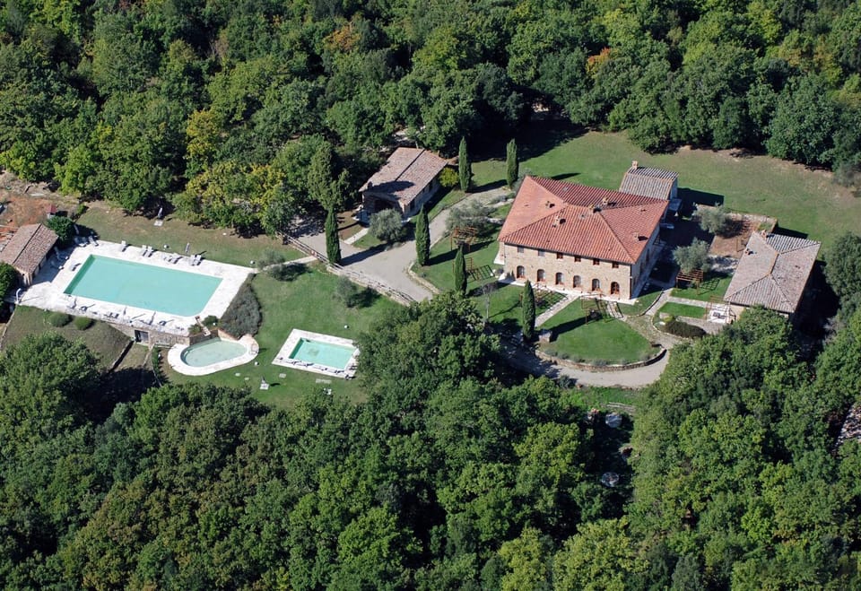 Property building, Natural landscape, Bird's eye view, Garden, Garden view, Pool view, Swimming pool, sunbed